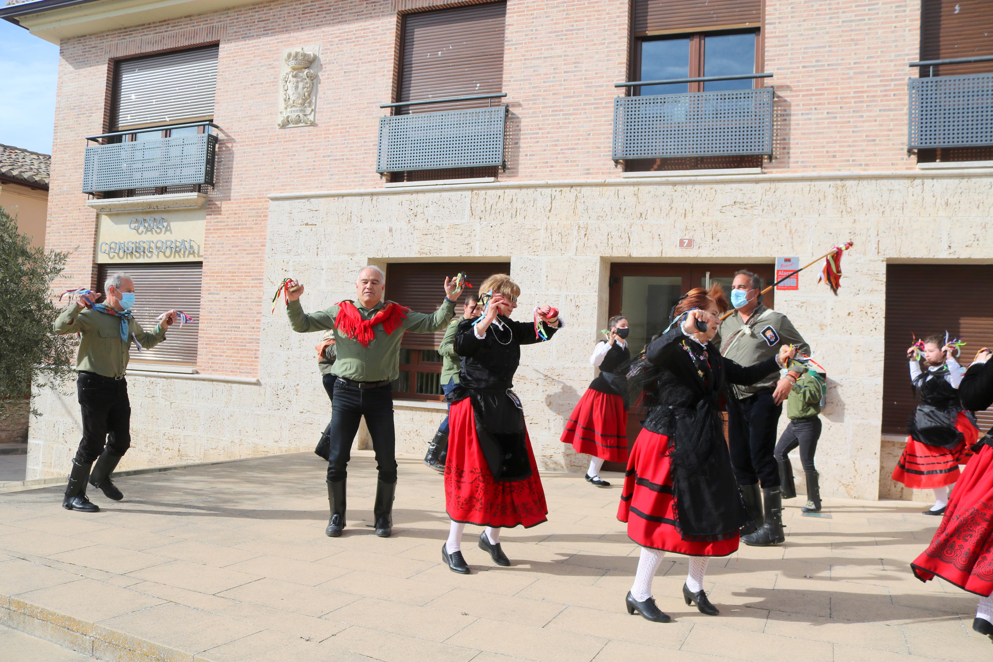 Los danzantes bailaron en honor a San Blas durante la procesión 