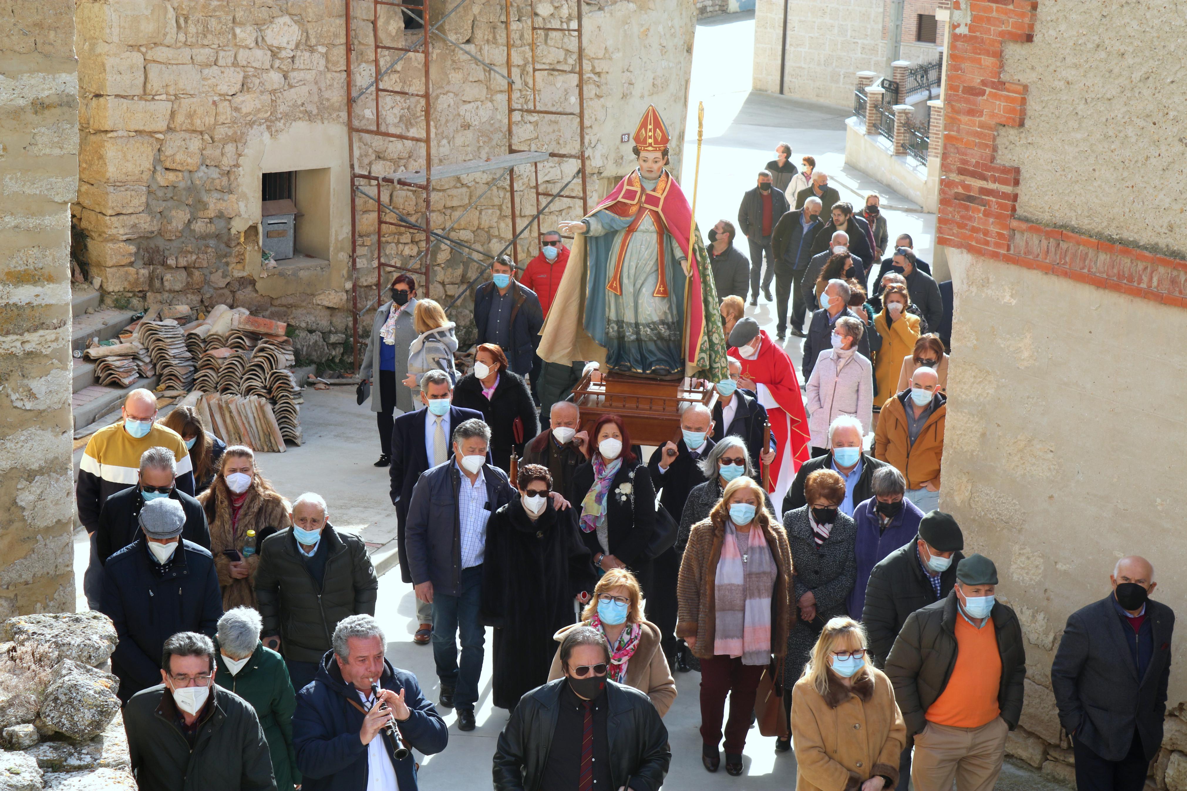 Los danzantes bailaron en honor a San Blas durante la procesión 