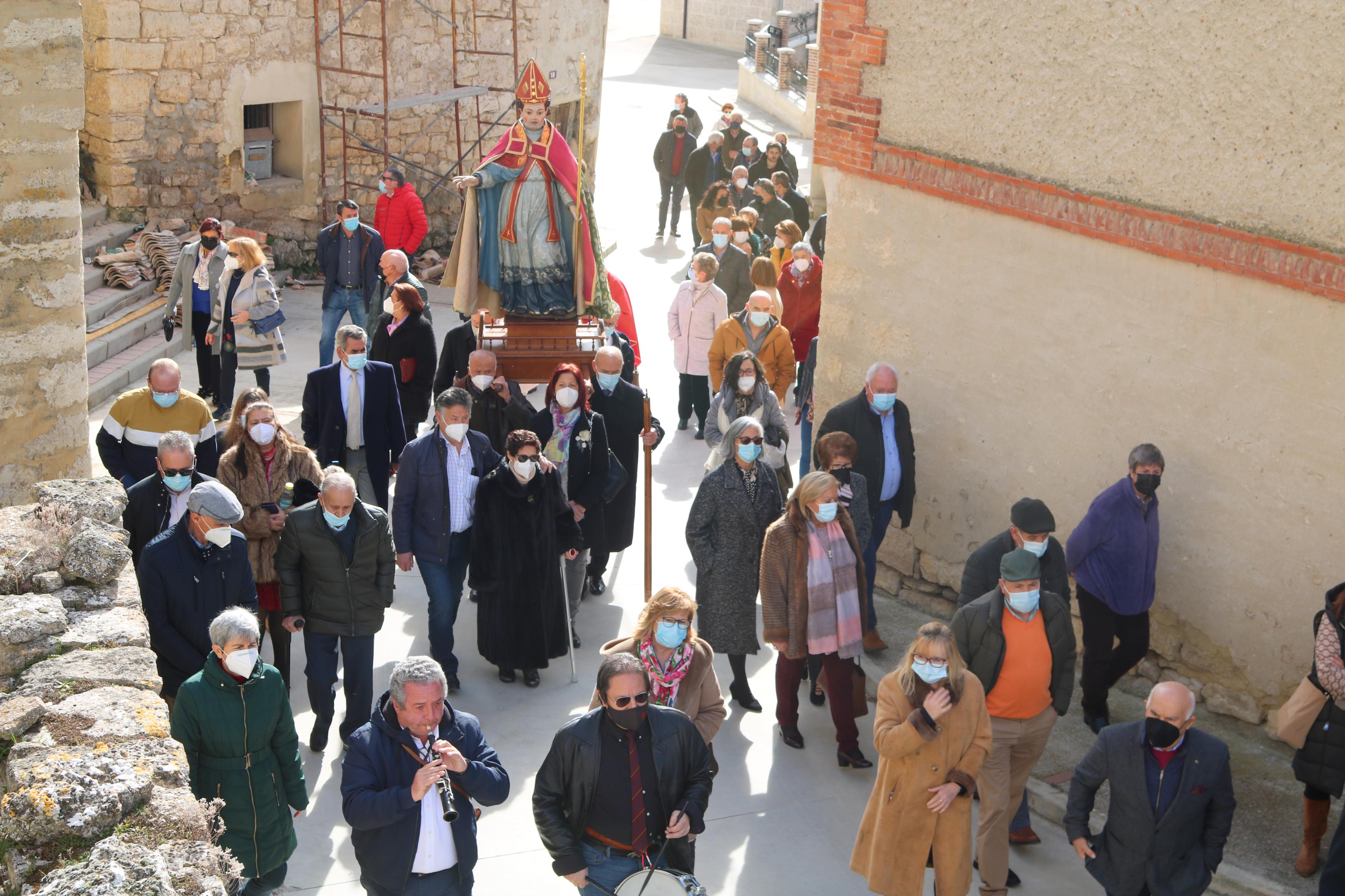 Los danzantes bailaron en honor a San Blas durante la procesión 