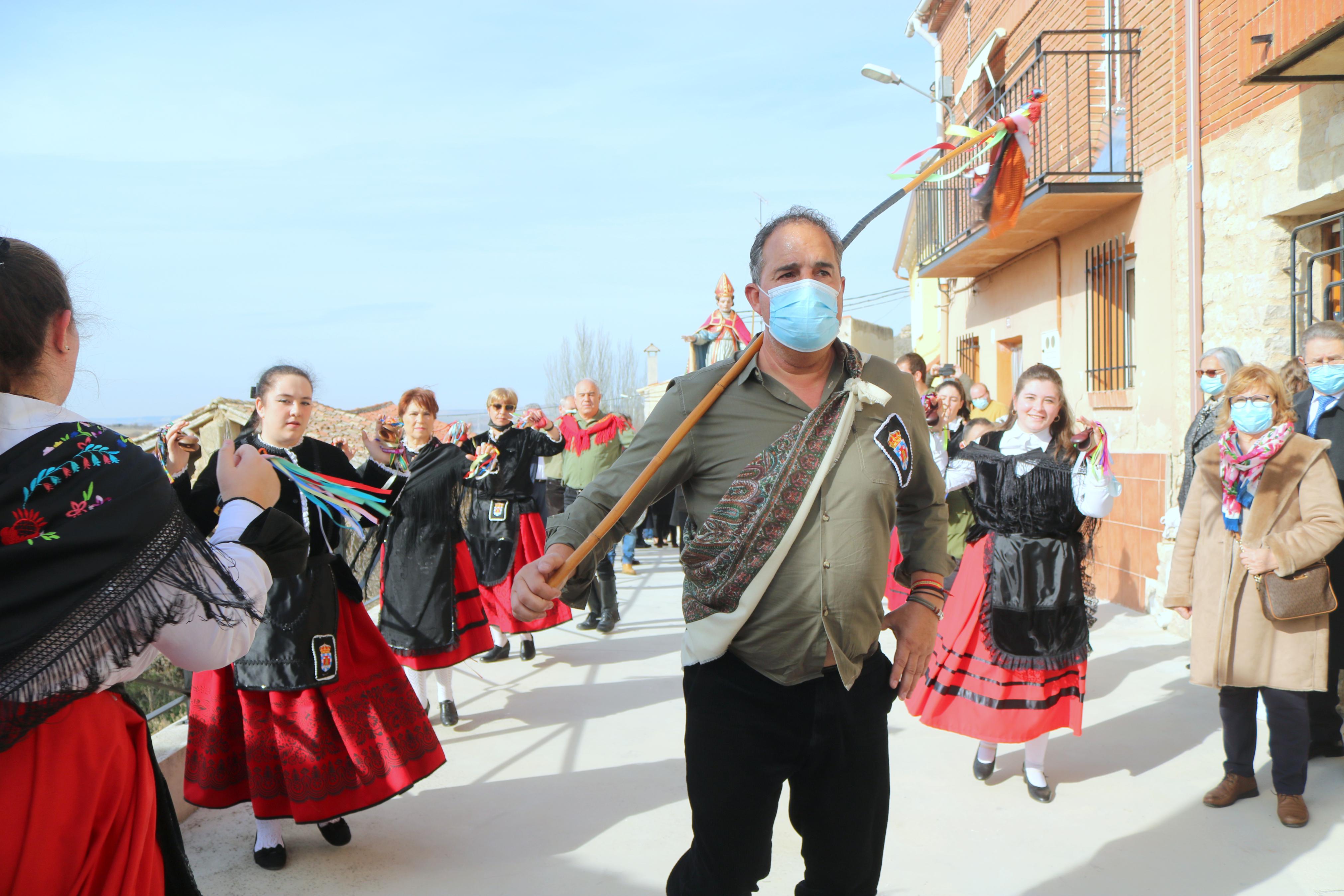 Los danzantes bailaron en honor a San Blas durante la procesión 