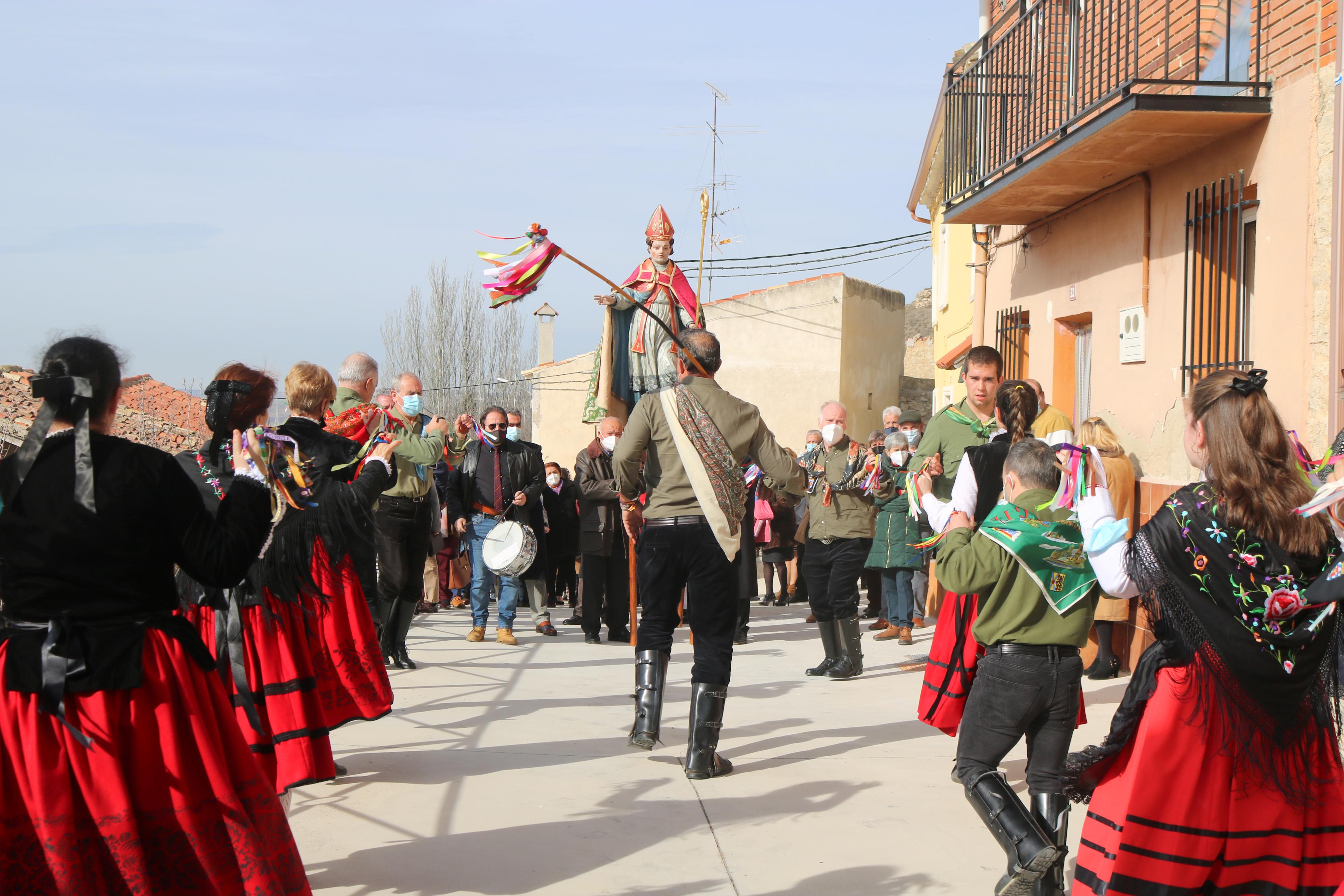 Los danzantes bailaron en honor a San Blas durante la procesión 