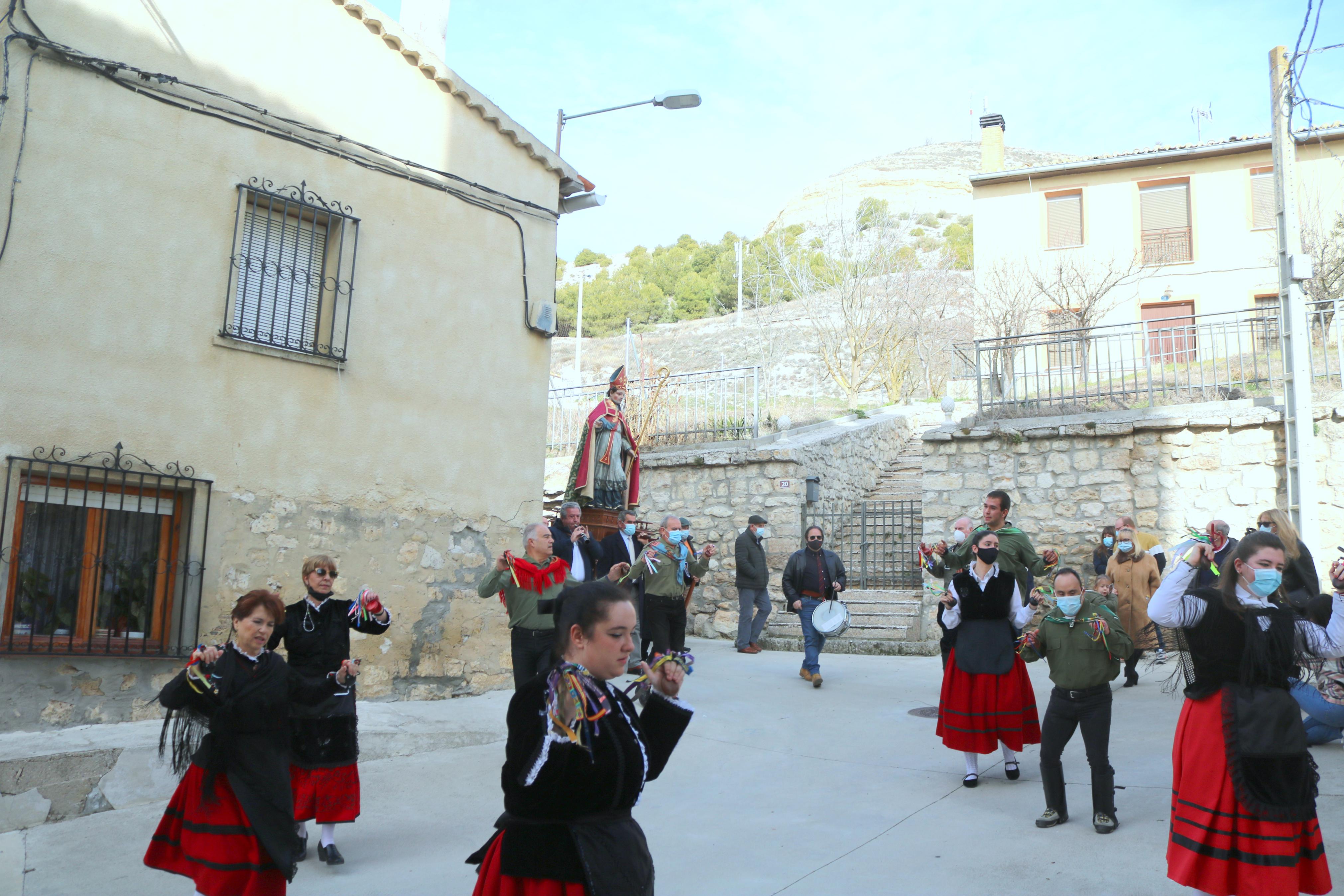 Los danzantes bailaron en honor a San Blas durante la procesión 