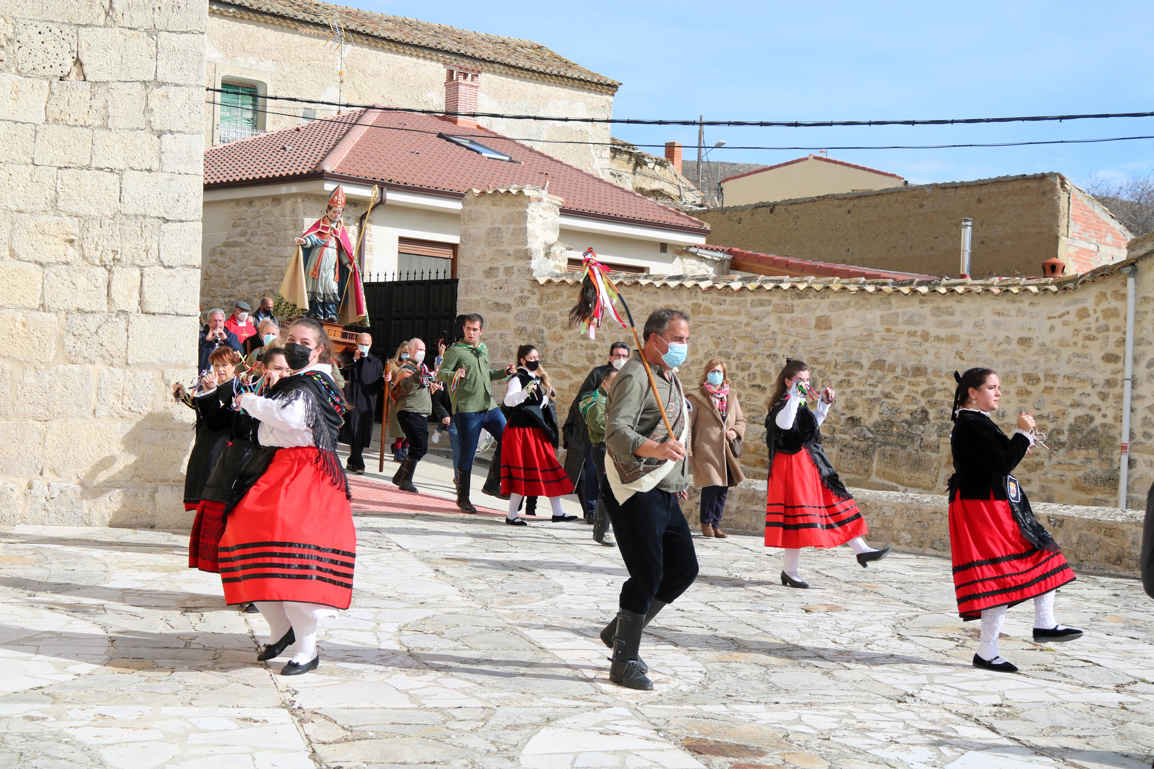 Los danzantes bailaron en honor a San Blas durante la procesión 