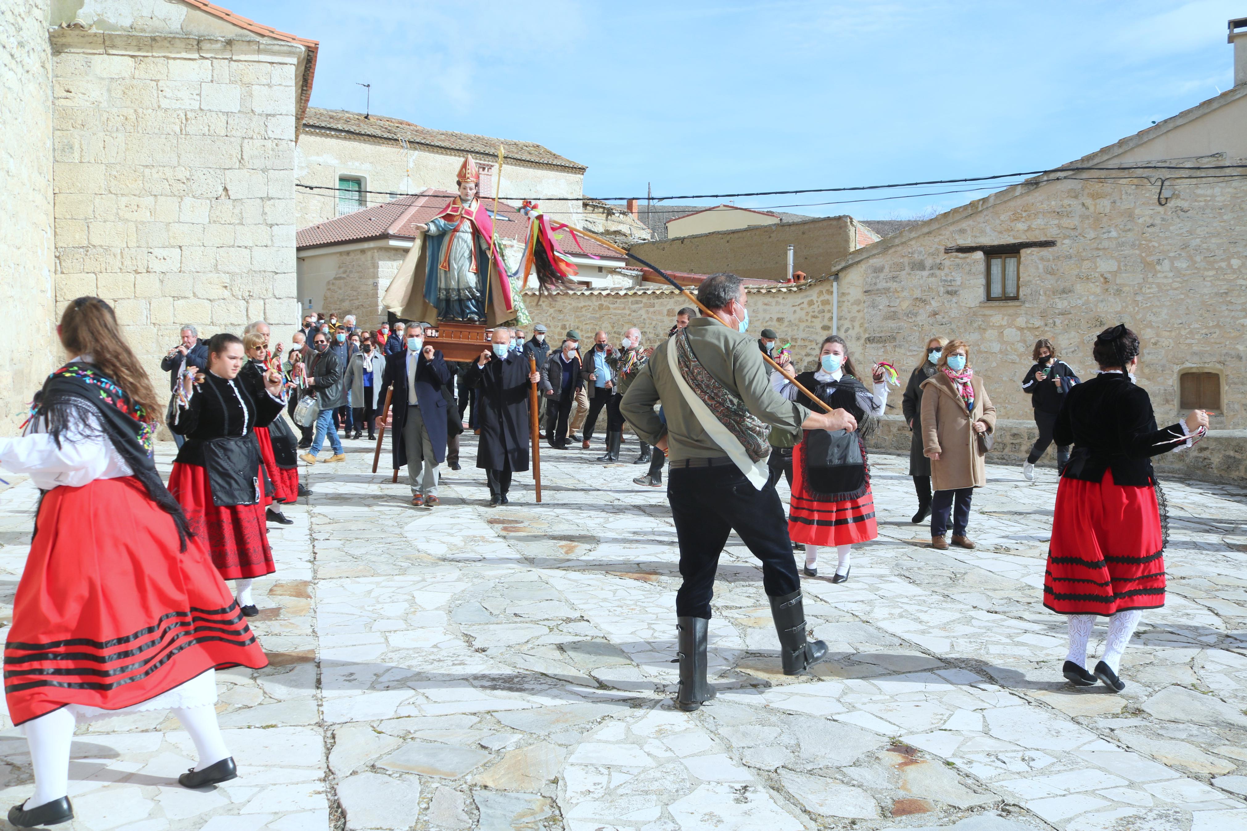 Los danzantes bailaron en honor a San Blas durante la procesión 