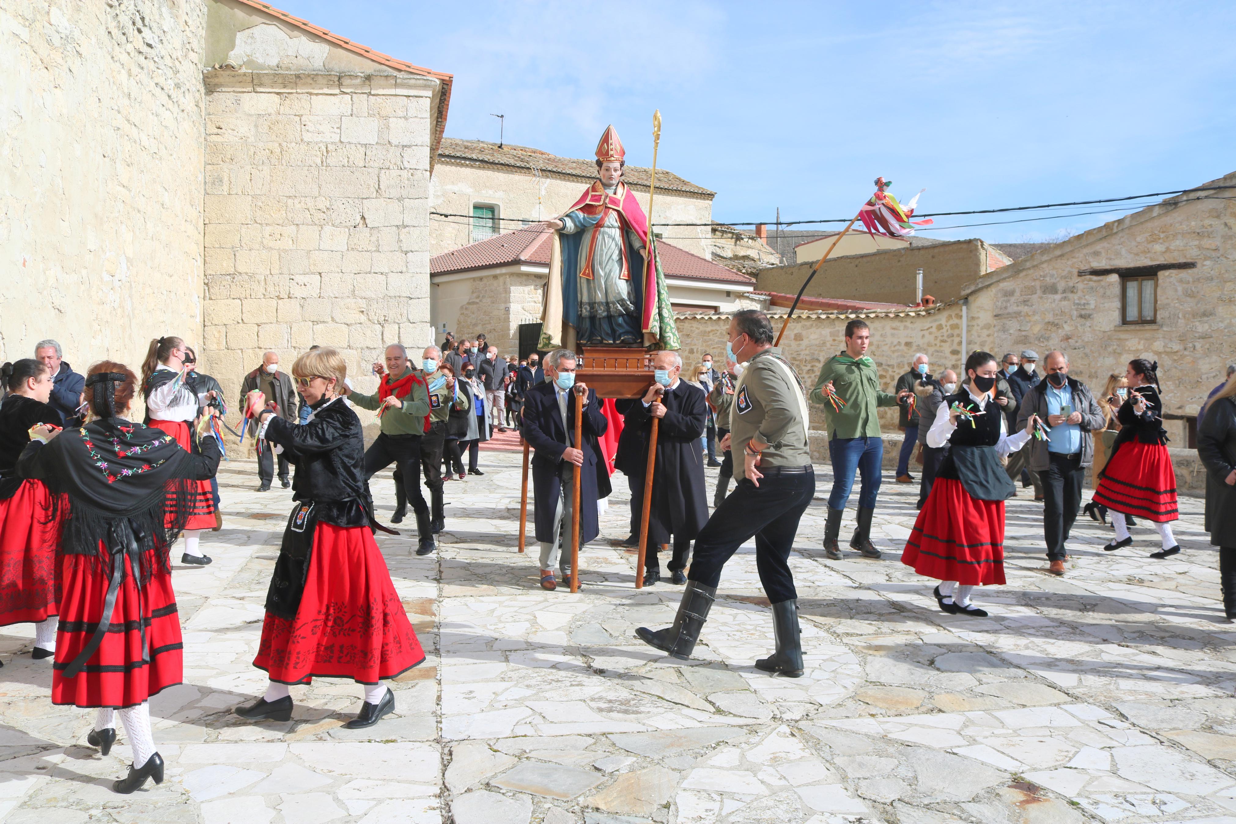 Los danzantes bailaron en honor a San Blas durante la procesión 