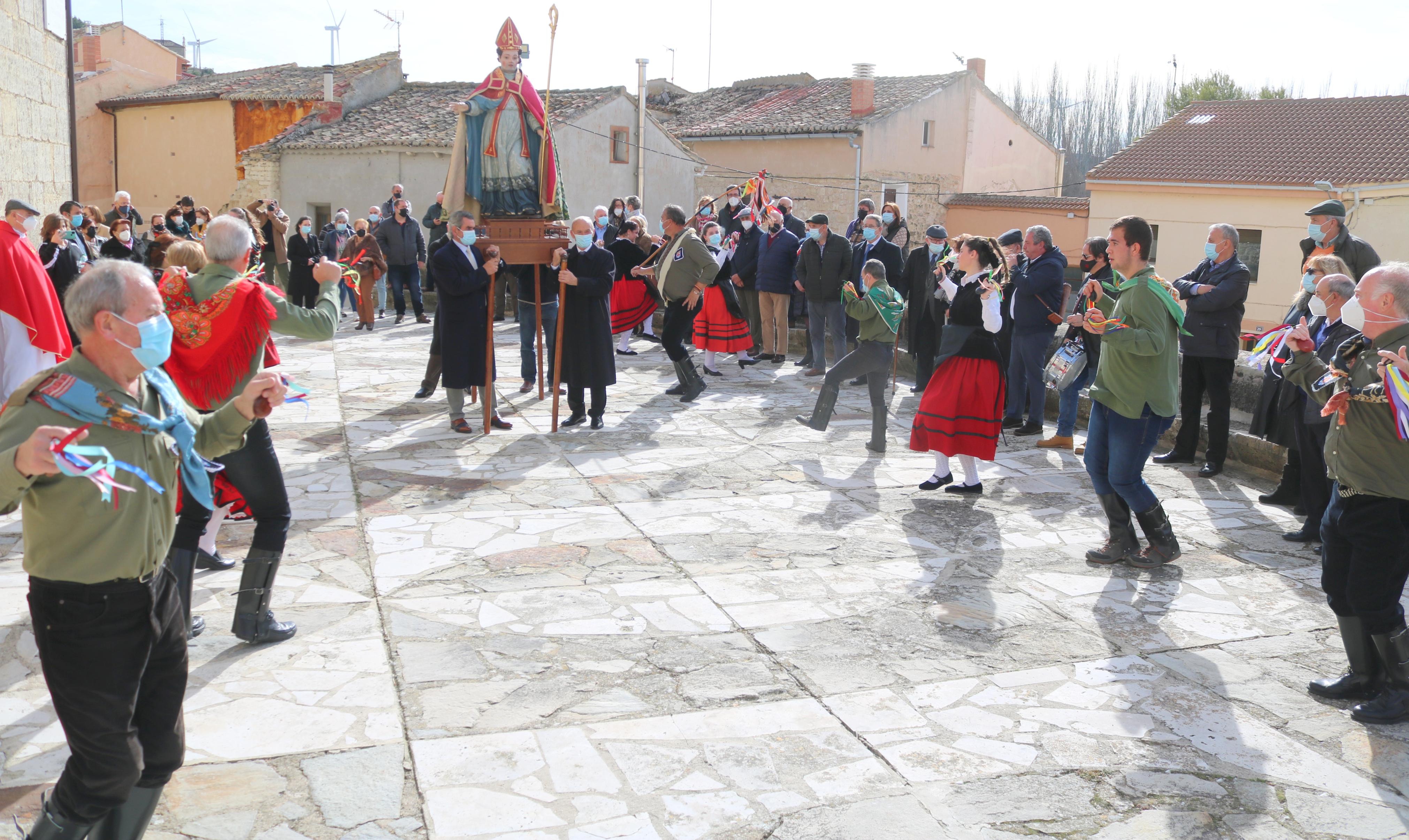 Los danzantes bailaron en honor a San Blas durante la procesión 