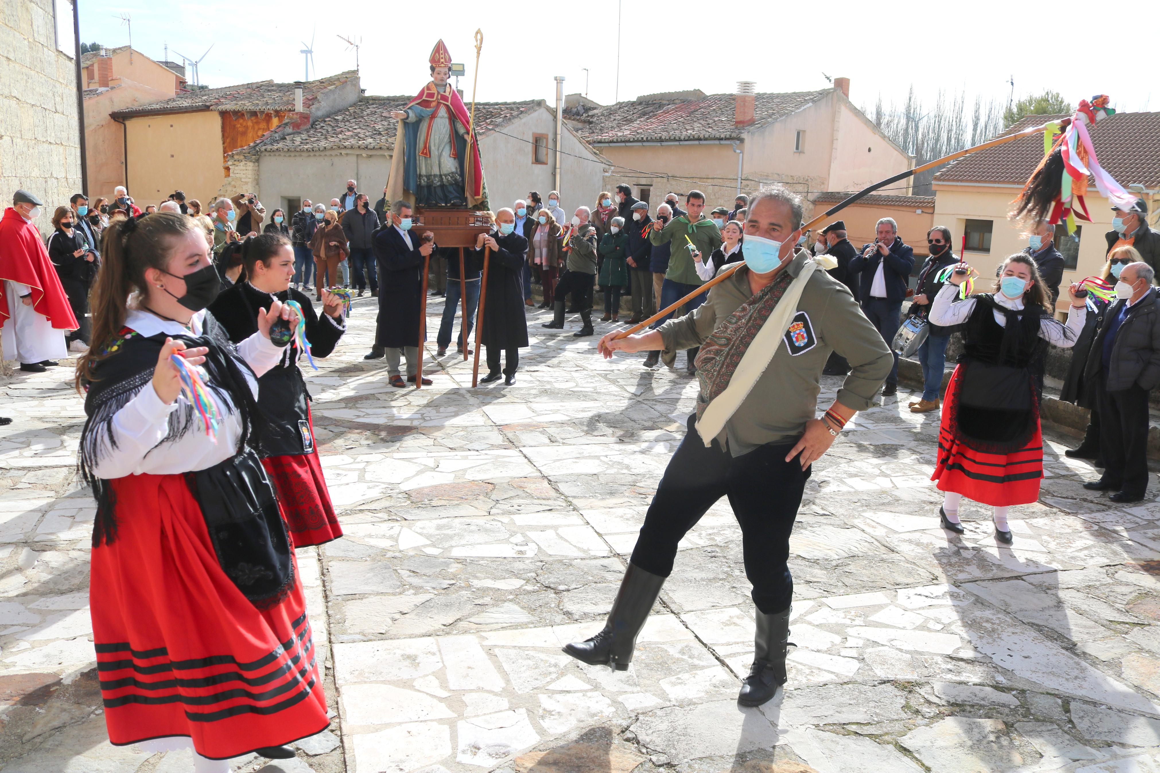 Los danzantes bailaron en honor a San Blas durante la procesión 