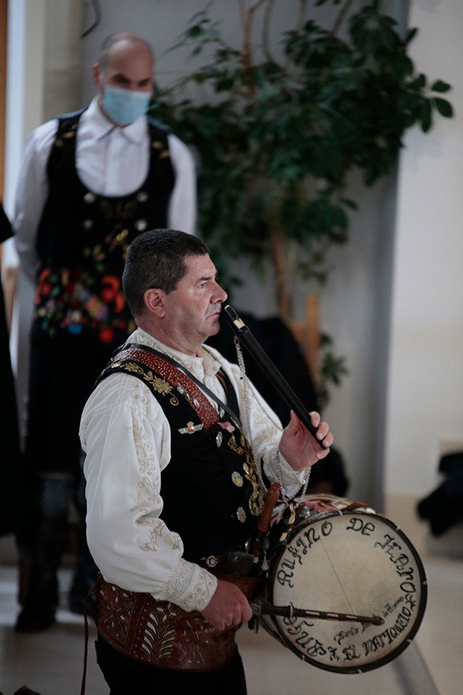 Santa Marta honra a Santa Águeda con una misa protagonizada por mujeres y la Plaza Mayor de Salamanca baile al son del tamboril charro