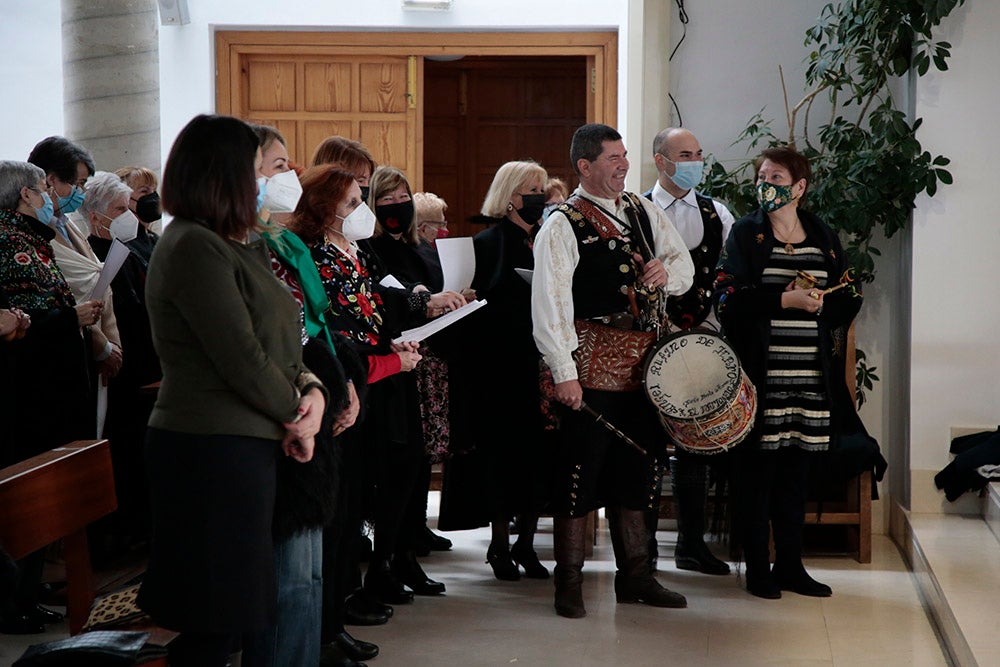 Santa Marta honra a Santa Águeda con una misa protagonizada por mujeres y la Plaza Mayor de Salamanca baile al son del tamboril charro