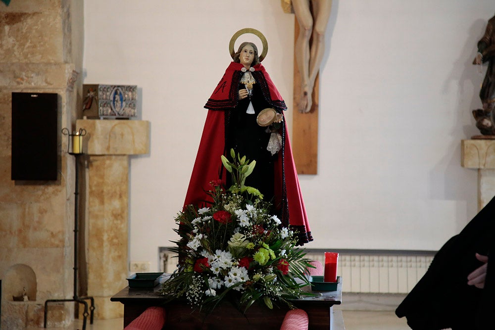 Santa Marta honra a Santa Águeda con una misa protagonizada por mujeres y la Plaza Mayor de Salamanca baile al son del tamboril charro