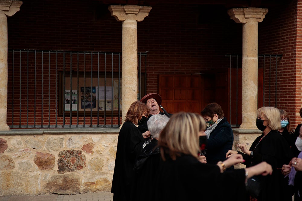 Santa Marta honra a Santa Águeda con una misa protagonizada por mujeres y la Plaza Mayor de Salamanca baile al son del tamboril charro