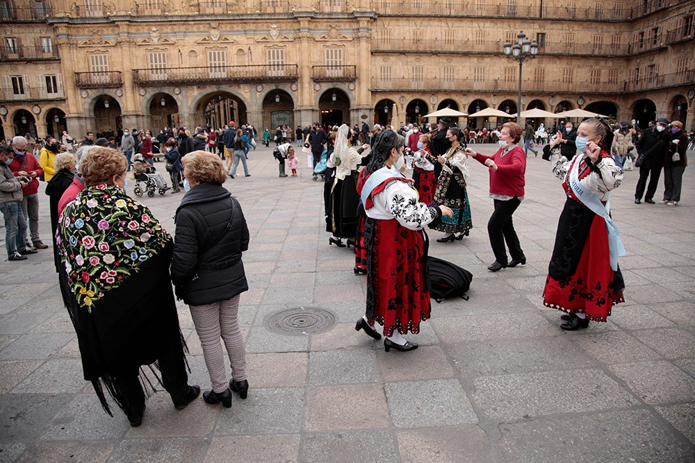 Santa Marta honra a Santa Águeda con una misa protagonizada por mujeres y la Plaza Mayor de Salamanca baile al son del tamboril charro