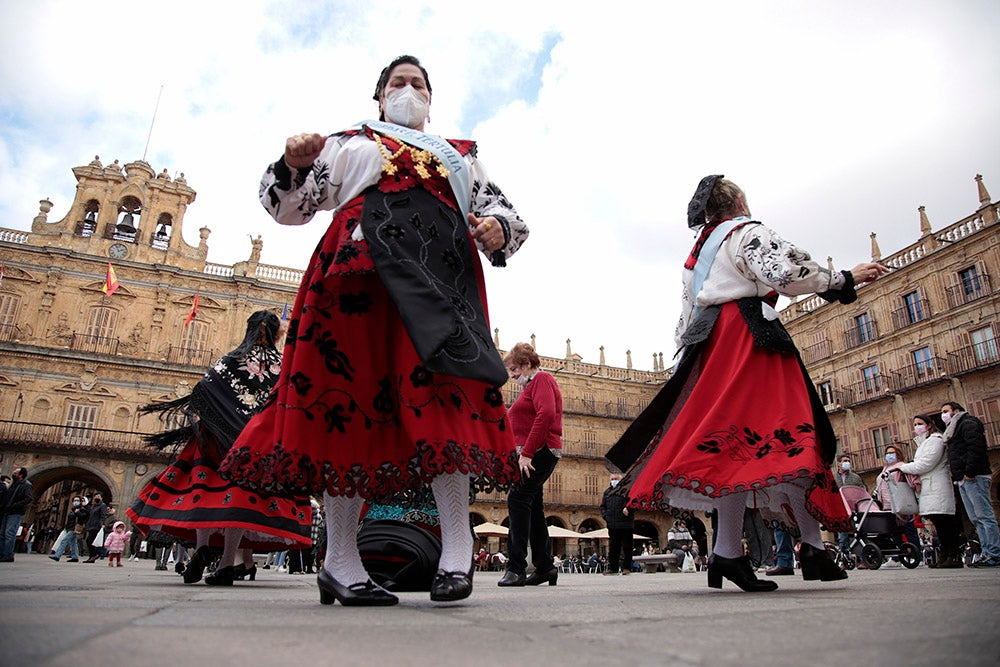 Santa Marta honra a Santa Águeda con una misa protagonizada por mujeres y la Plaza Mayor de Salamanca baile al son del tamboril charro