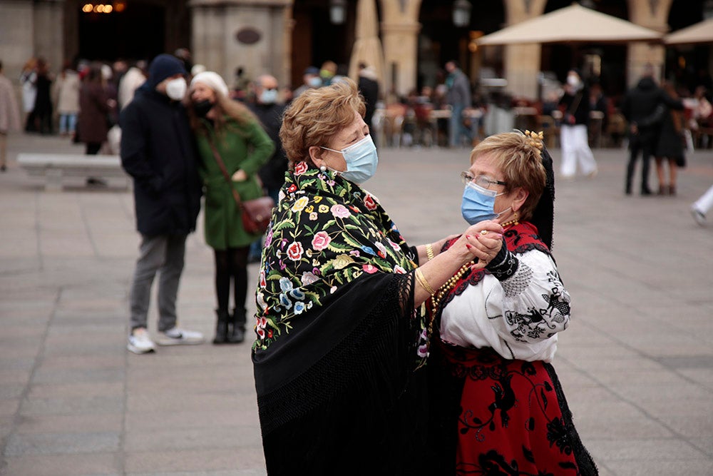 Santa Marta honra a Santa Águeda con una misa protagonizada por mujeres y la Plaza Mayor de Salamanca baile al son del tamboril charro