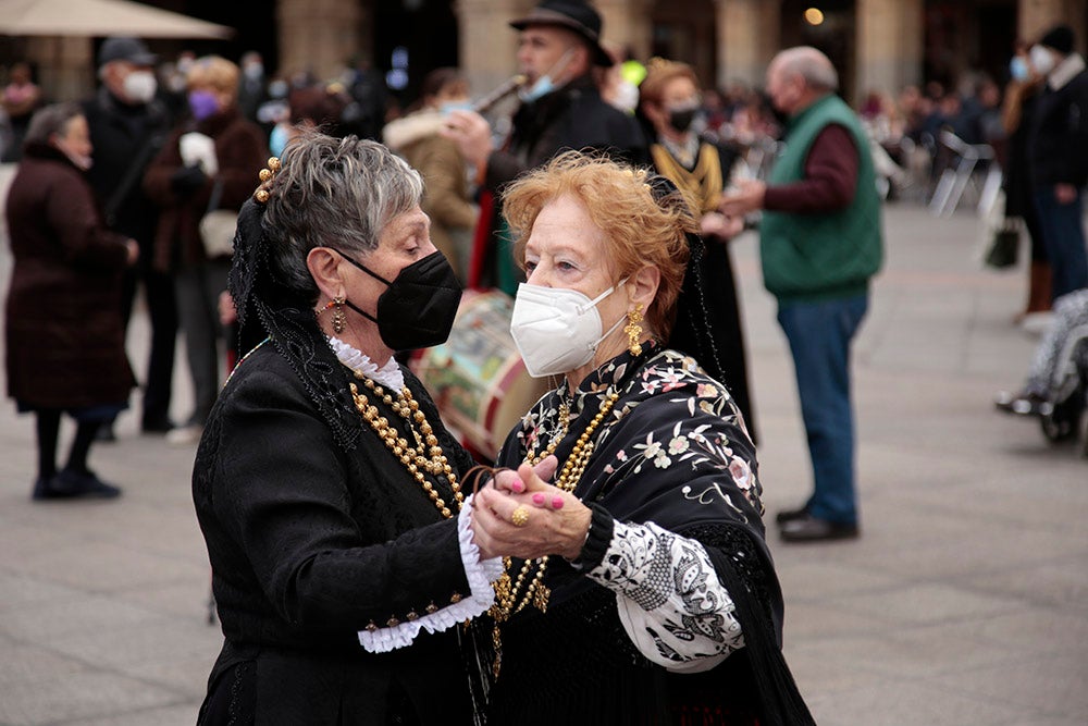 Santa Marta honra a Santa Águeda con una misa protagonizada por mujeres y la Plaza Mayor de Salamanca baile al son del tamboril charro