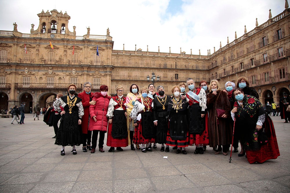 Santa Marta honra a Santa Águeda con una misa protagonizada por mujeres y la Plaza Mayor de Salamanca baile al son del tamboril charro