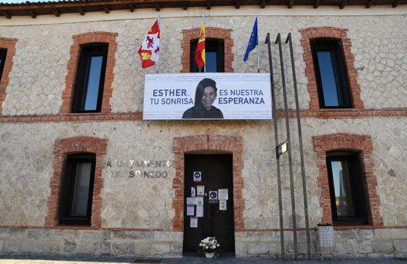 Rosas blancas y malva en la puerta del consistorio de Traspinedo.