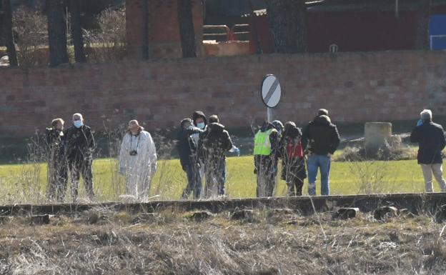 Investigadores en el lugar donde fue hallado el cuerpo, junto a la carretera y la antigua vía de Ariza.
