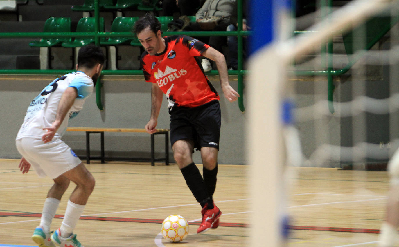 Óscar encara a un jugador del Santiago Futsal.