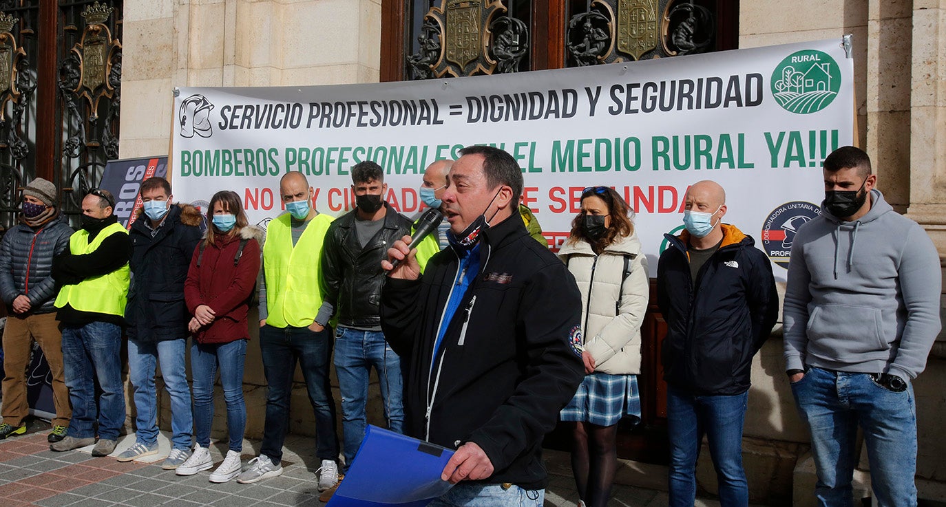 Los bomberos de Palencia exigen efectivos profesionales en la provincia