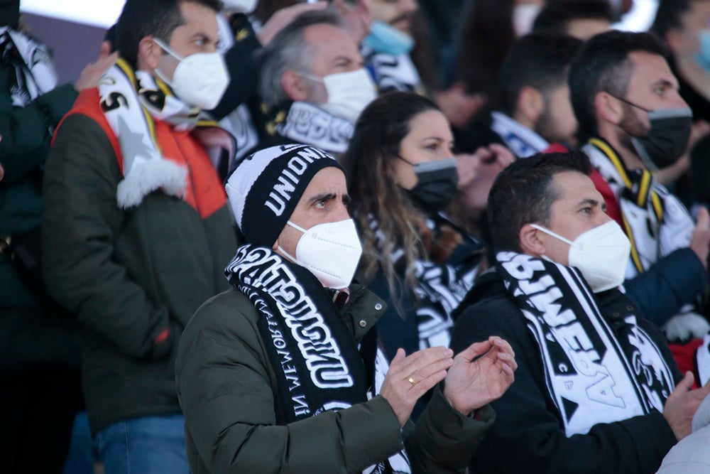 Unionistas golea al Talavera en otra comunión perfecta con el Reina Sofía y su afición (4-1)