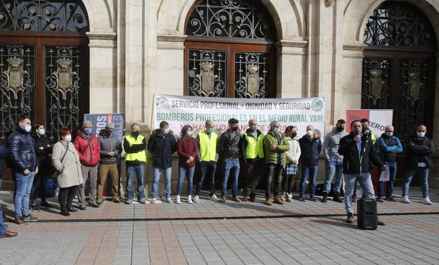 Los bomberos profesionales reivindican la importancia de su presencia en el medio rural de Palencia