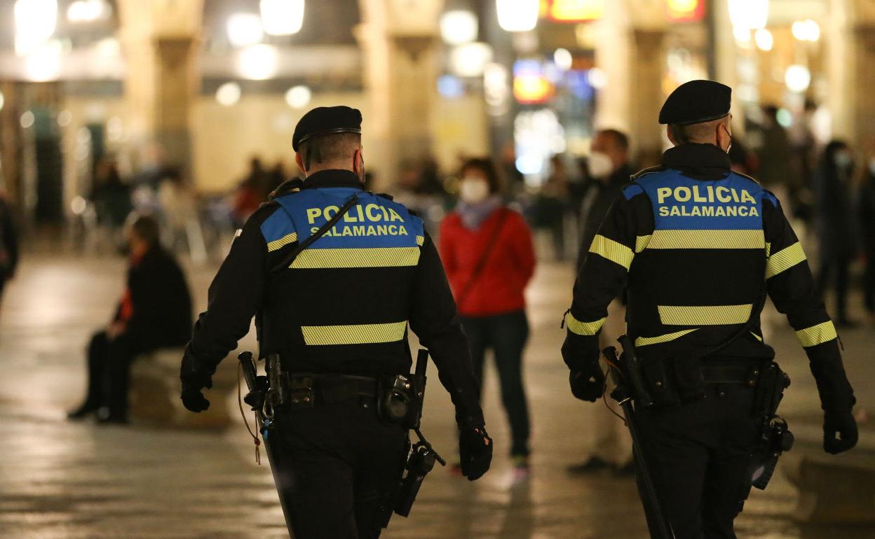 Dos agentes de Policia Local en Salamanca. 