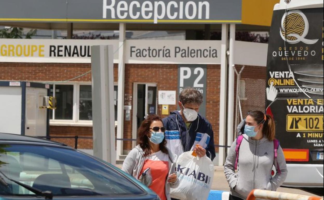 Trabajadores de Renault en Palencia, a la entrada de la factoría.