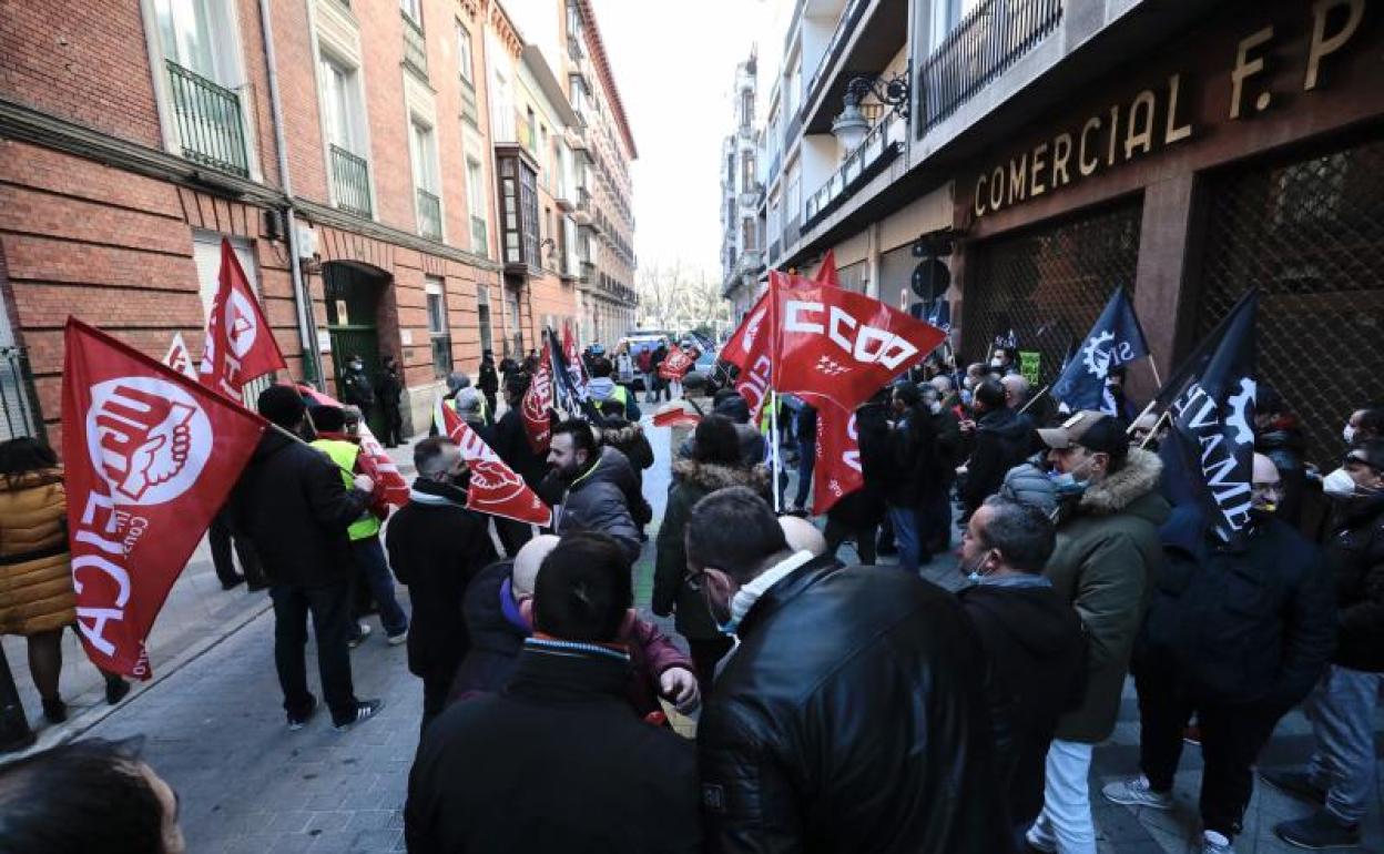 Protesta de los trabajadores de Lingotes Especiales ante la sede de la empresa en la calle Colmenares.