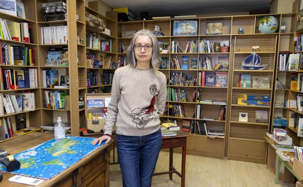 Belén González posa en el interior de la librería que ha regentado durante 34 años. 