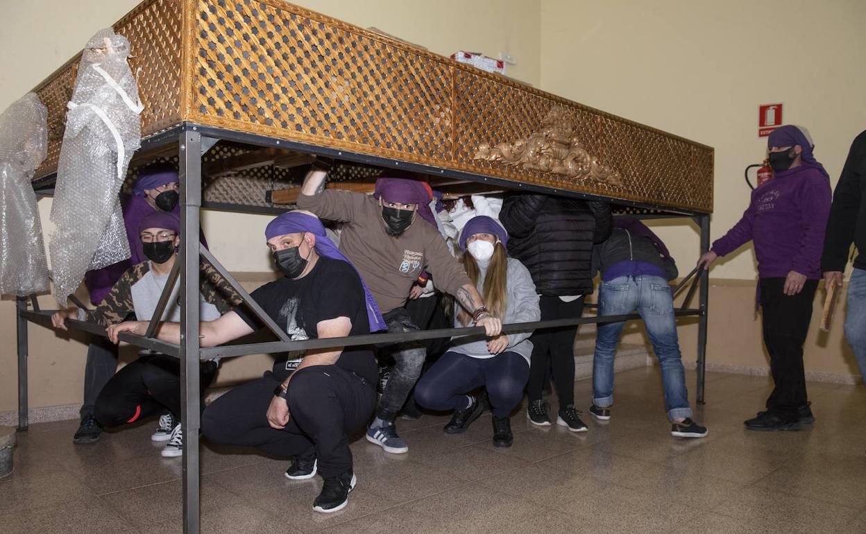 Grupo de costaleros de San José inician los ensayos, este lunes por la noche. 