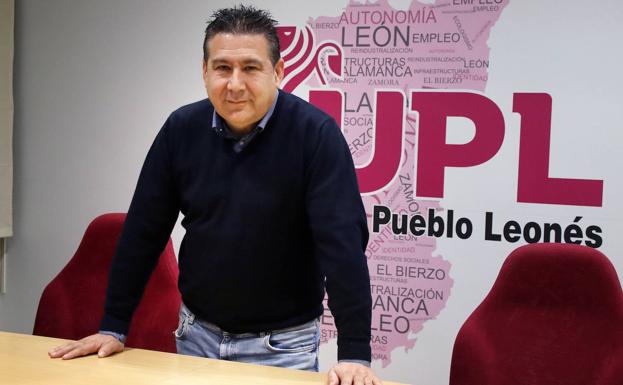 Luis Mariano Santos, en la sede de Unión del Pueblo Leonés, durante la entrevista. 