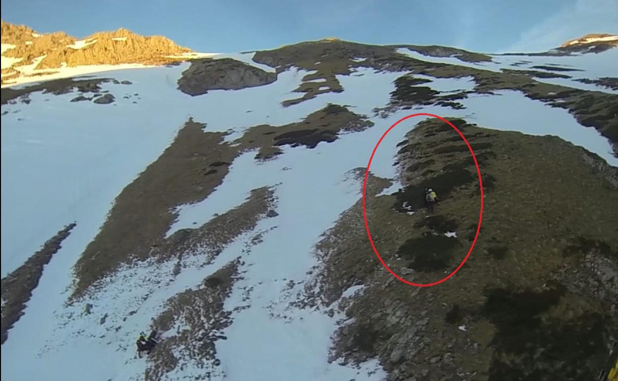 El grupo de rescate de Protección Civil auxilia a un montañero en el macizo d eMampodre. 