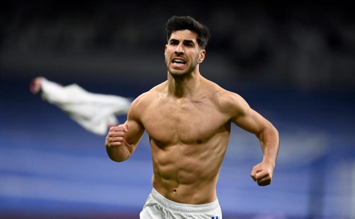 Marco Asensio celebra su gol ante el Granada quitándose la camiseta. 