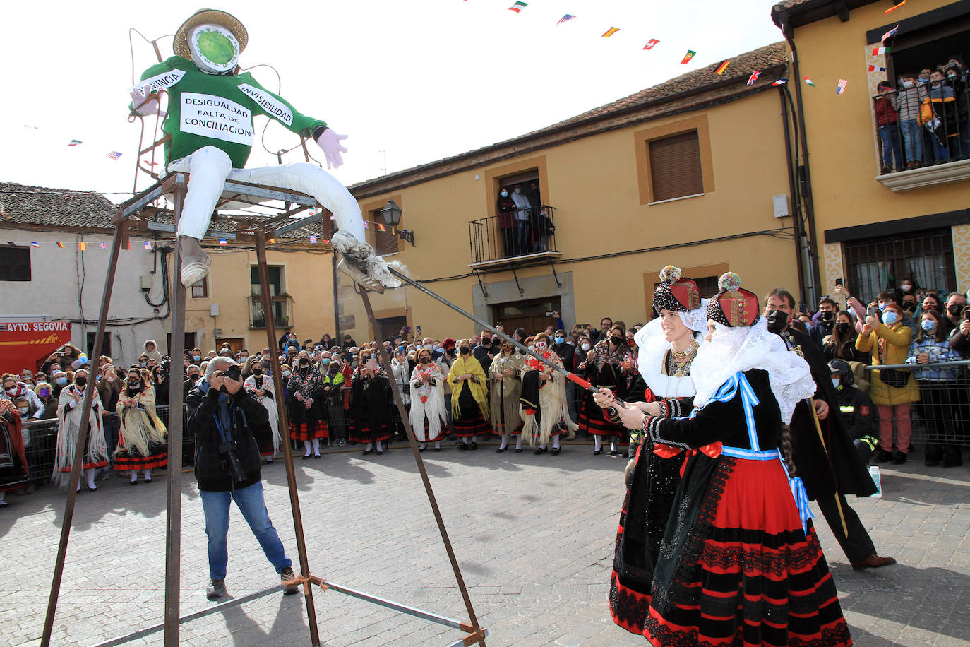 Las alcaldesas de Zamarramala queman el pelele en la plaza del barrio incorporado.