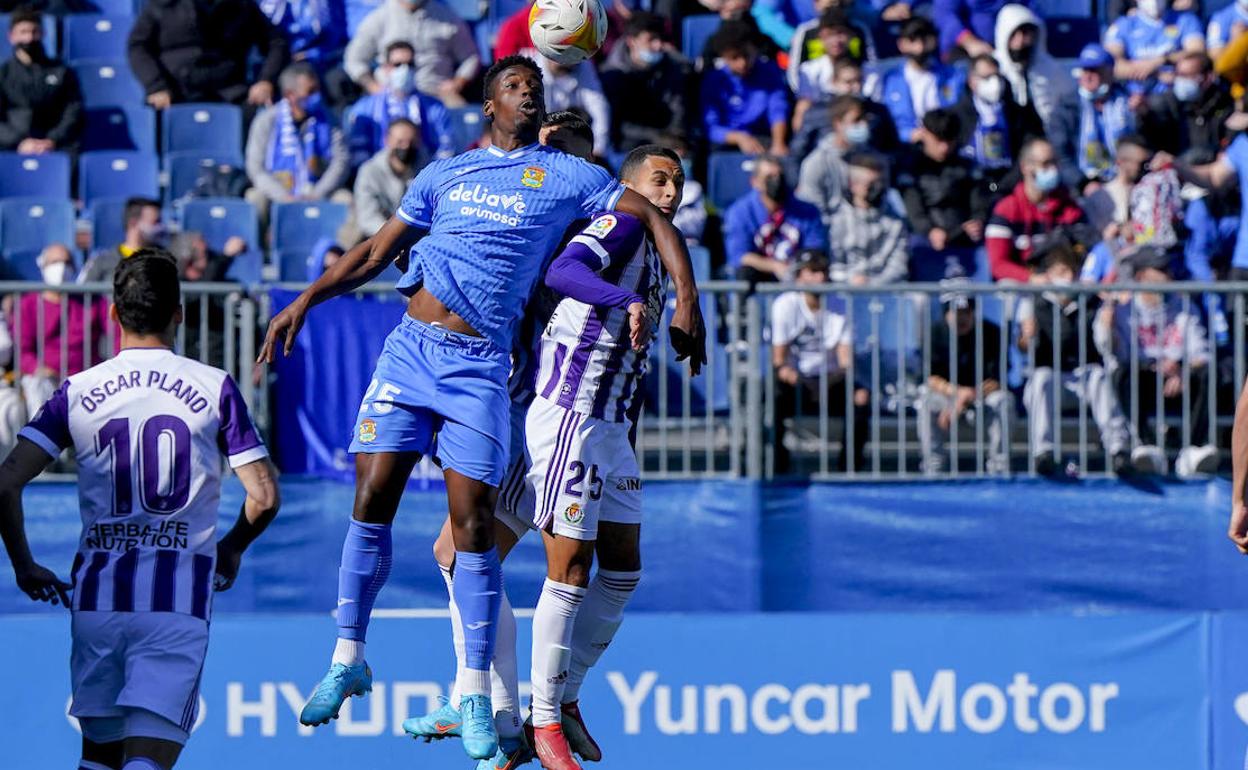 Anuar salta con Bouldini, jugador del Fuenlabrada, a por un balón aéreo.