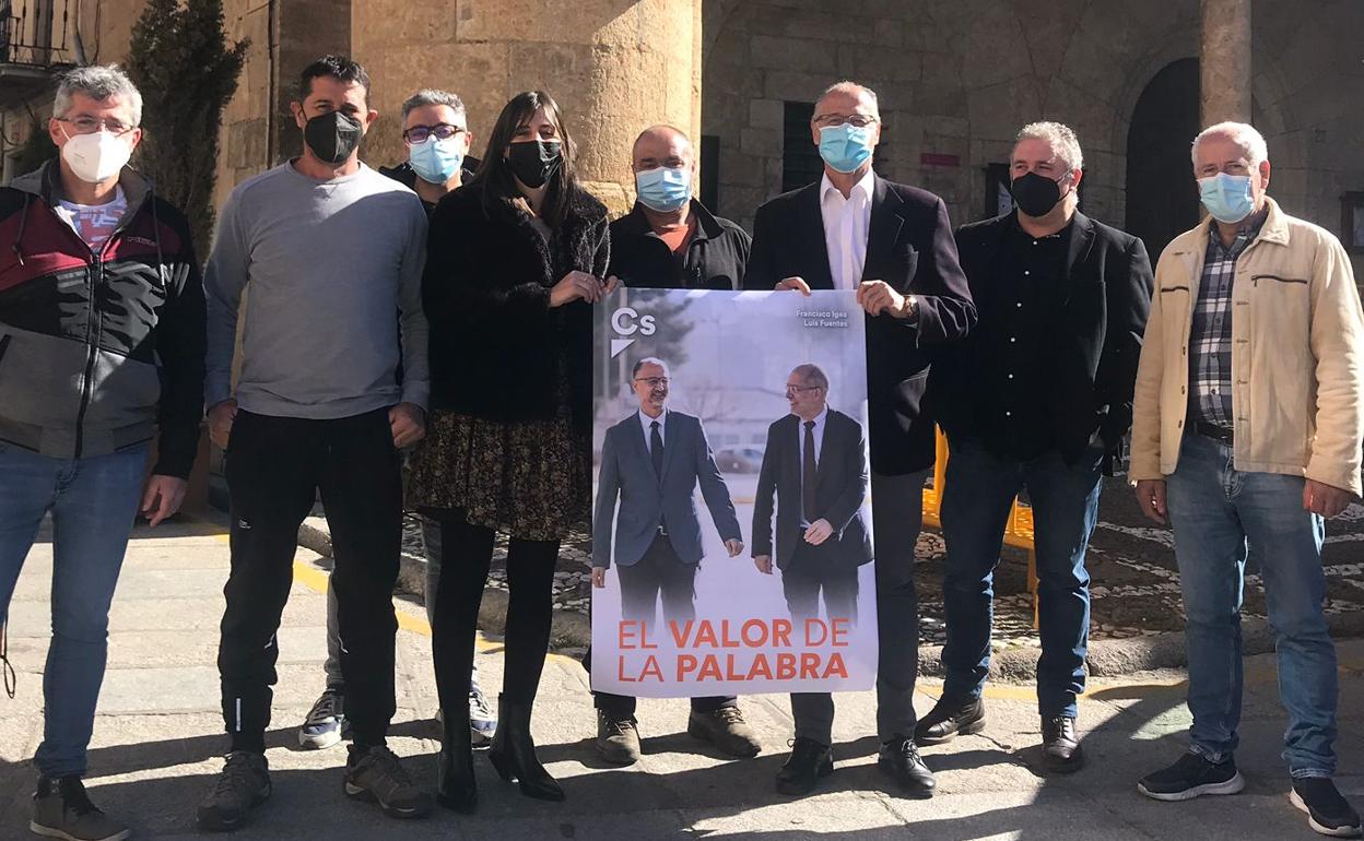 El equipo de Ciudadanos en la plaza mayor de Ciudad Rodrgo. 