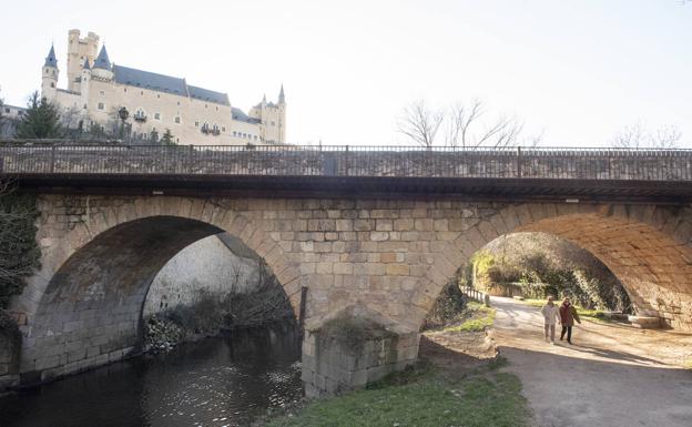 2. El ojo derecho del puente de San Marcos es otro de los puntos donde se prevé intervenir para prevenir inundaciones en el cauce del Eresma a su paso por Segovia. 