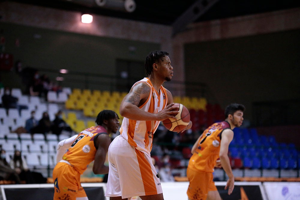 Un Aquimisa Carbajosa sin defensa ni rebote sigue hundiéndose un poco más en la tabla (73-81)