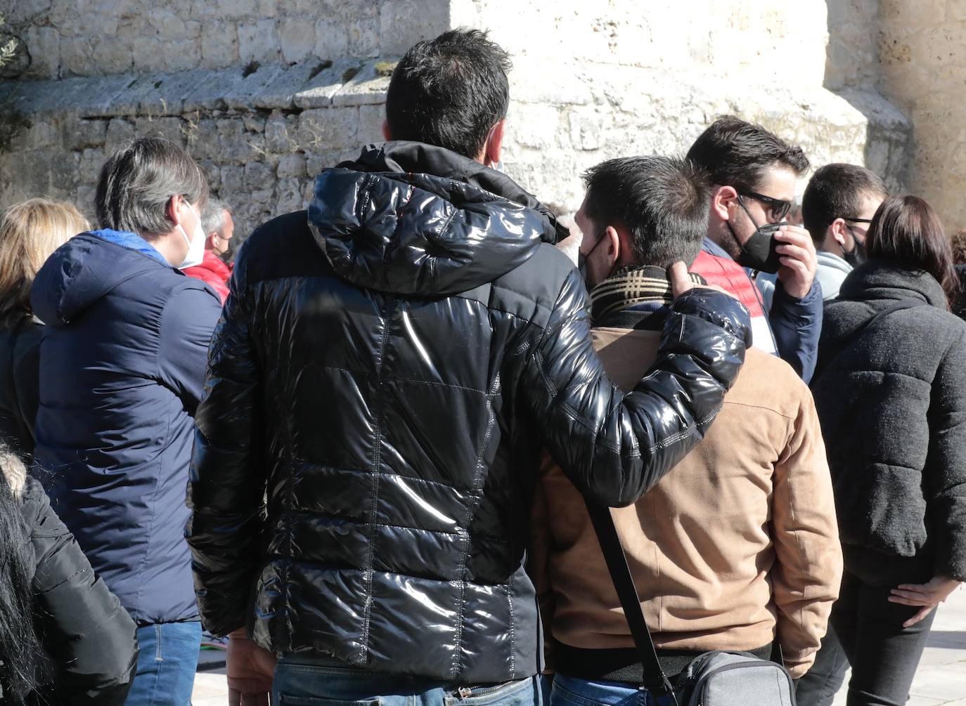 Diferentes momentos del funeral de Esther López en Traspinedo. 