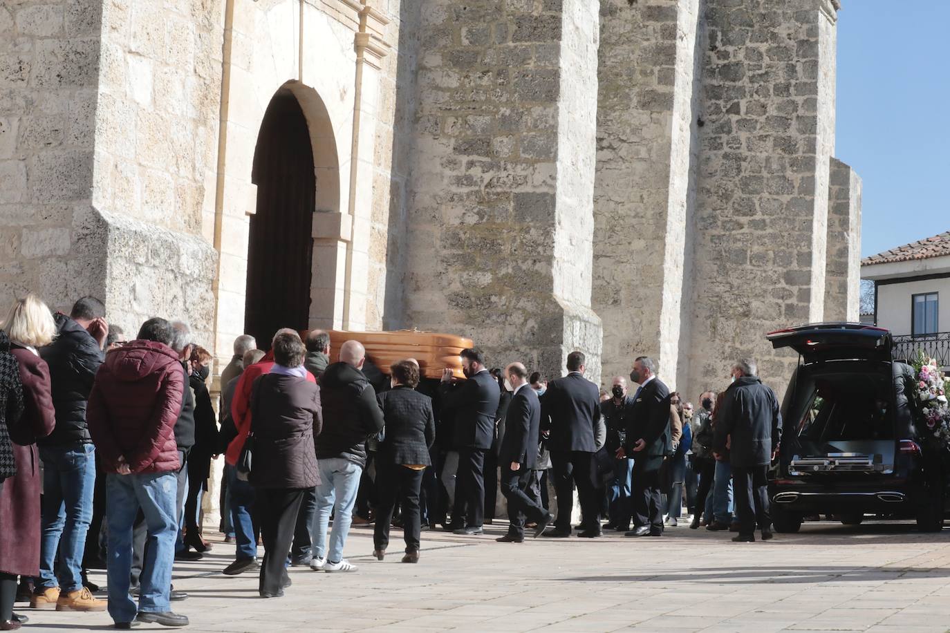 Diferentes momentos del funeral de Esther López en Traspinedo. 