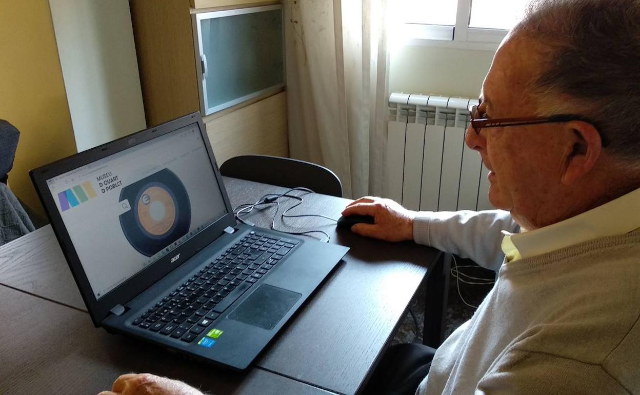 Un hombre de edad avanzada, en un curso sobre ordenadores.