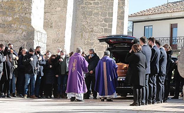 Llegada de los restos mortales de Esther López a la parroquia de Traspinedo. 
