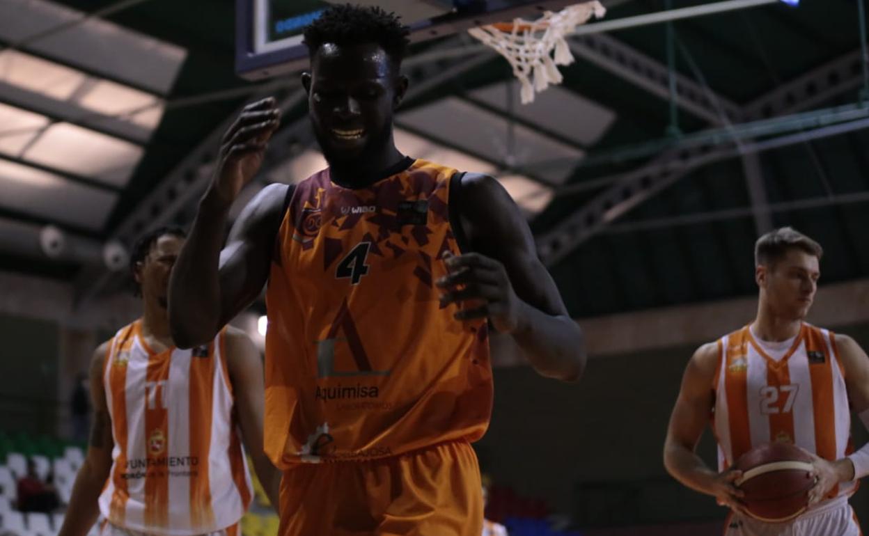 Un Aquimisa Carbajosa sin defensa ni rebote sigue hundiéndose un poco más en la tabla (73-81)