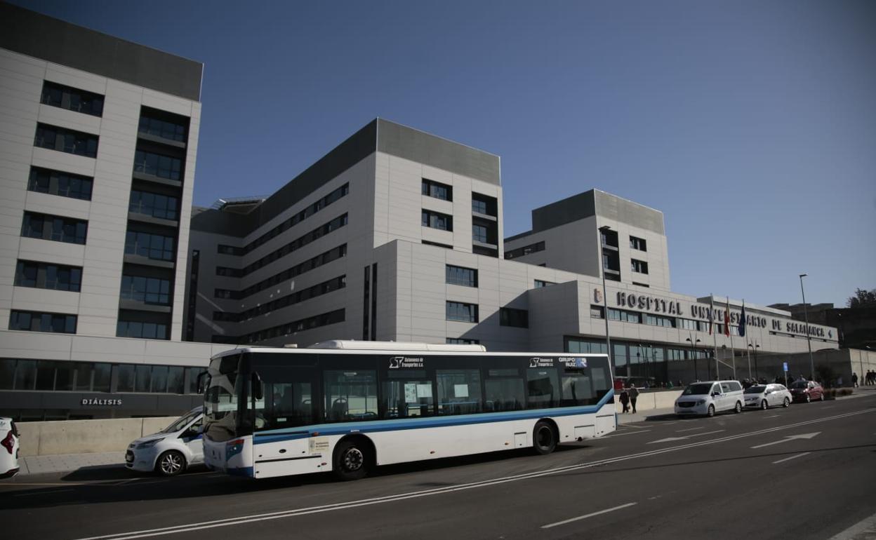 Un autobús urbano pasa por delante del nuevo hospital.