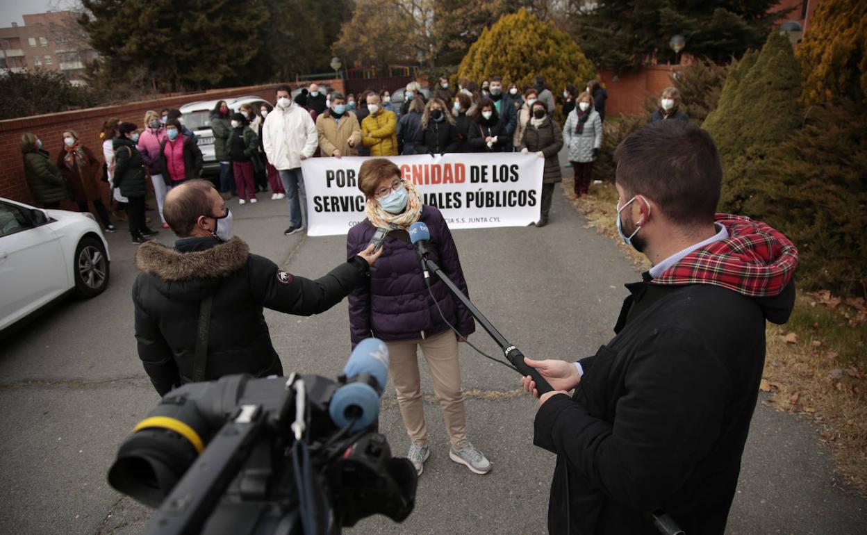 Una sanitaria del CAMP de Salamanca atiende a los medios. 