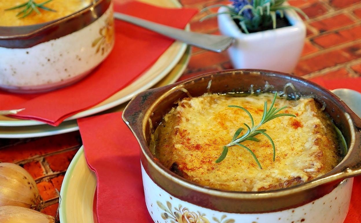 Sopa de cebolla con queso gratinado