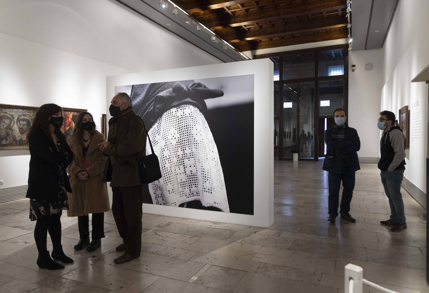 Varios momentos en la exposición 'Femenino rural', en la sala de la Pasión. 