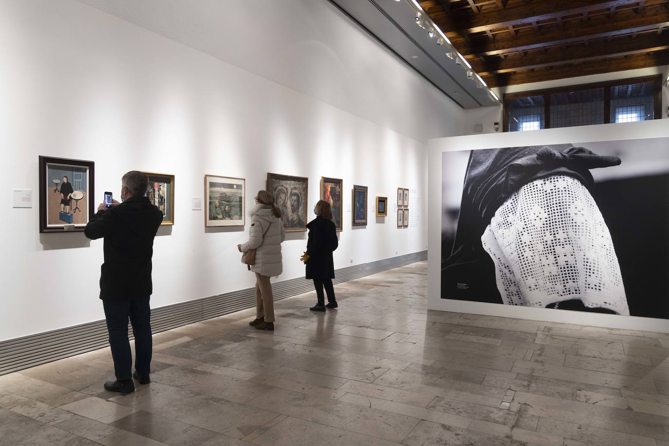 Varios momentos en la exposición 'Femenino rural', en la sala de la Pasión. 