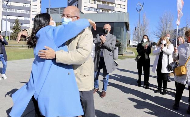 Imagen principal - Arrimadas abraza a Igea. Ione Belarra, junto a Pablo Fernández. Santiago Abascal se hace un 'selfi' con una admiradora. 